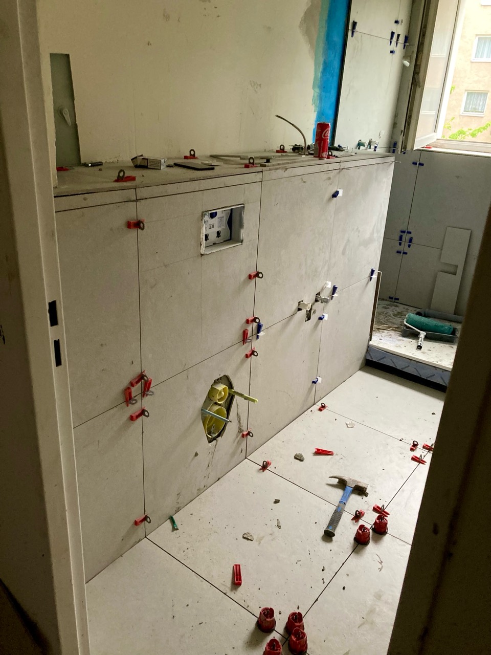 Großformatige Wand- und Bodenfliesen mit Nivelliersystem