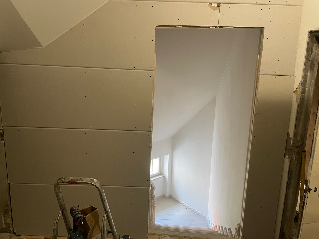Trockenbauwand mit vorbereiteter Türöffnung